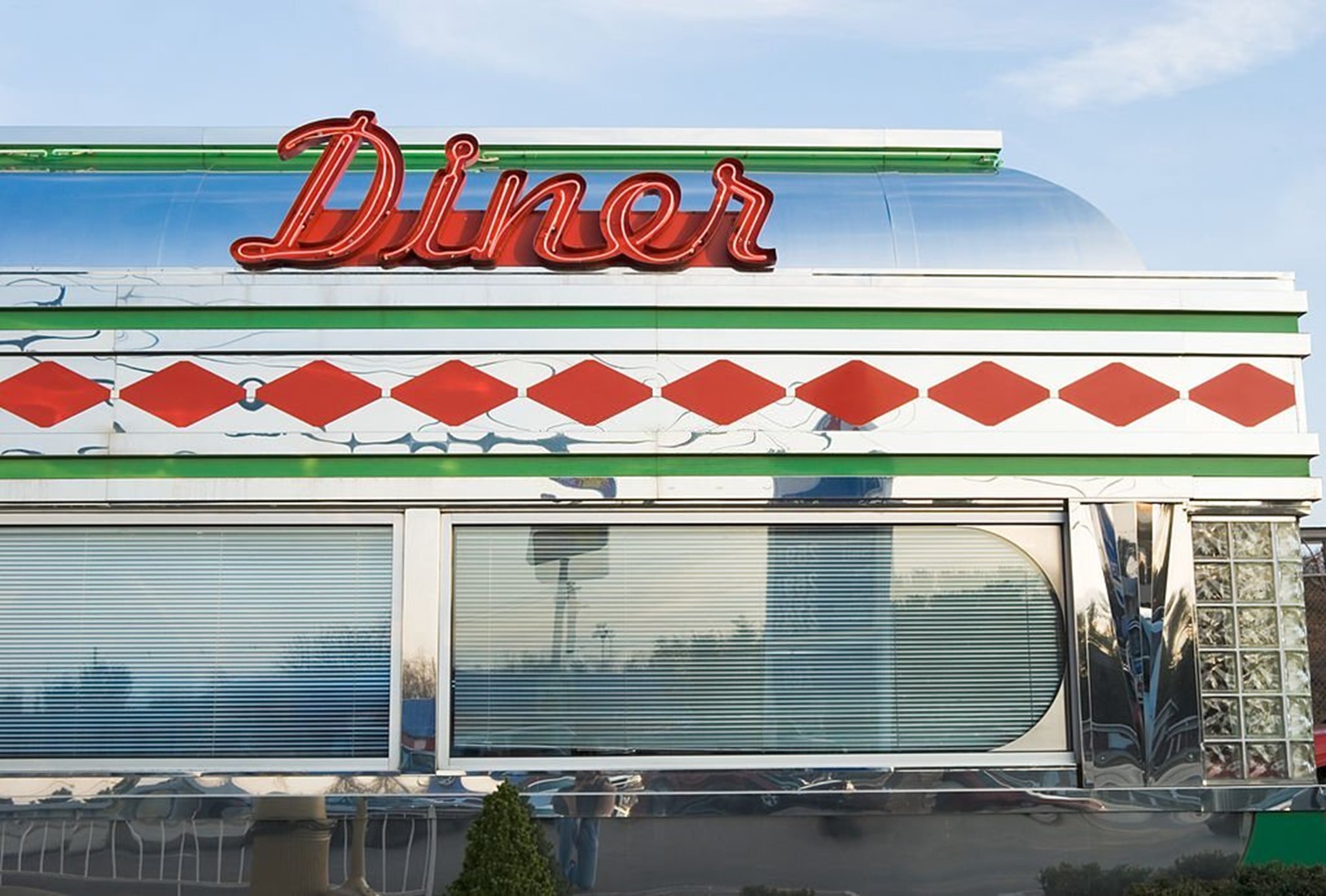 7 Tips to Choose Custom Building Signs for Your Business